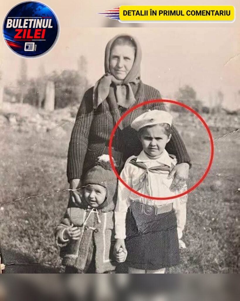 UITĂ-TE BINE LA POZA DE MAI JOS. ÎȚI DAI SEAMA CINE E FETIȚA DIN IMAGINE? RECENT, EA A DEZVĂLUIT CĂ NU ȘI-A CUNOSCUT NICIODAT